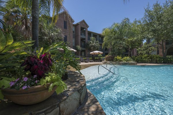 The Breakers: Lakefront luxury apartments south of Almeda-Genoa in Houston, Texas, offering serene living in Harris County