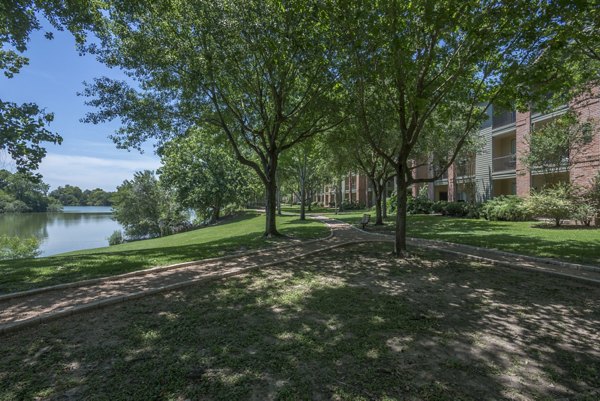 The Breakers: Lakefront luxury apartments near Almeda-Genoa and I-45 in Houston, Texas