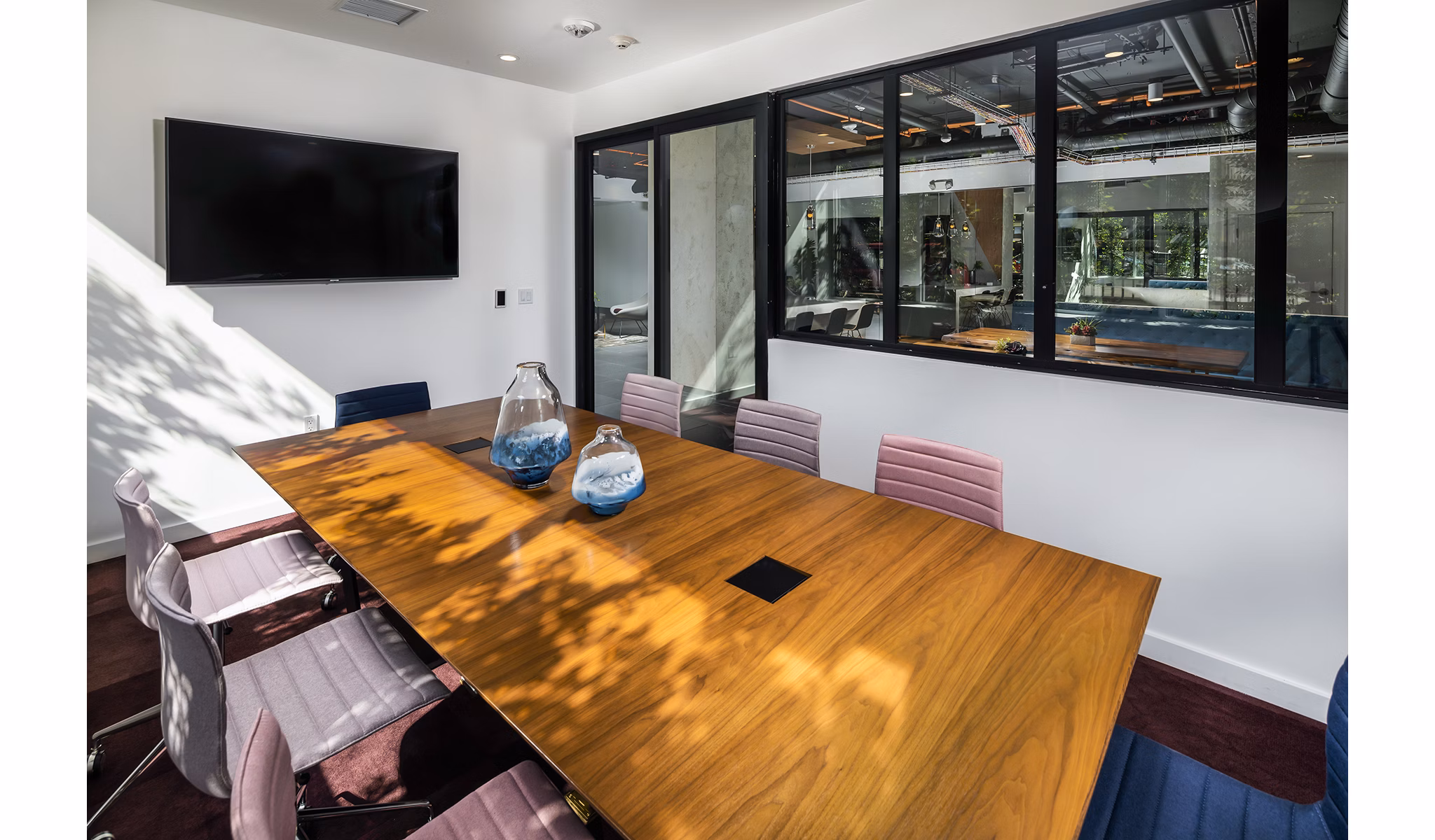 clubhouse meeting facility at Alaya Hollywood Apartments