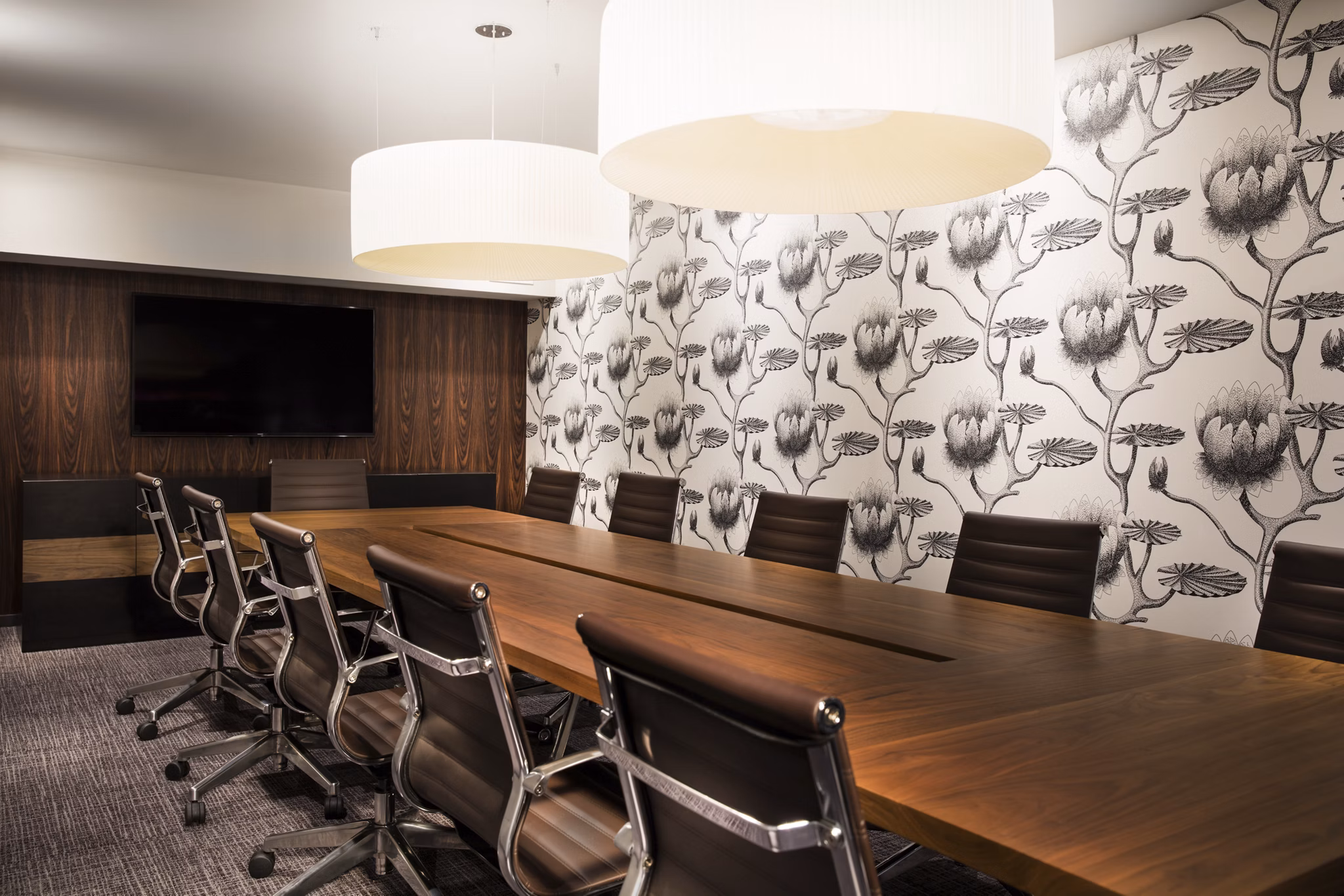 Greystar: Modern meeting facility with state-of-the-art technology at Grey House Apartments