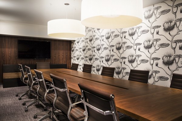 Greystar: Modern meeting facility with state-of-the-art technology at Grey House Apartments