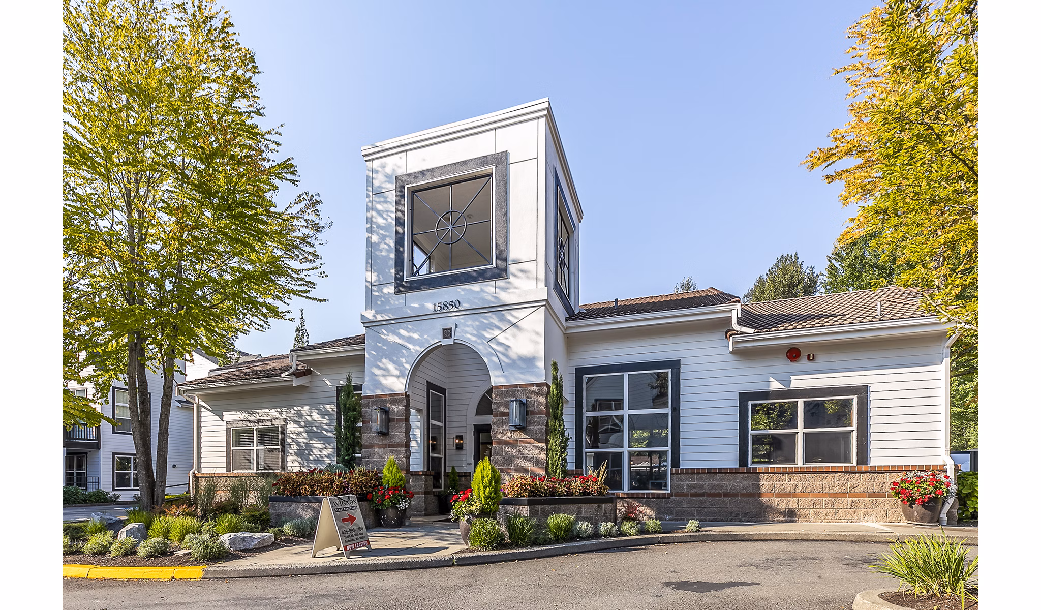 Clubhouse offering modern amenities and cozy seating at Avignon Townhomes Apartments