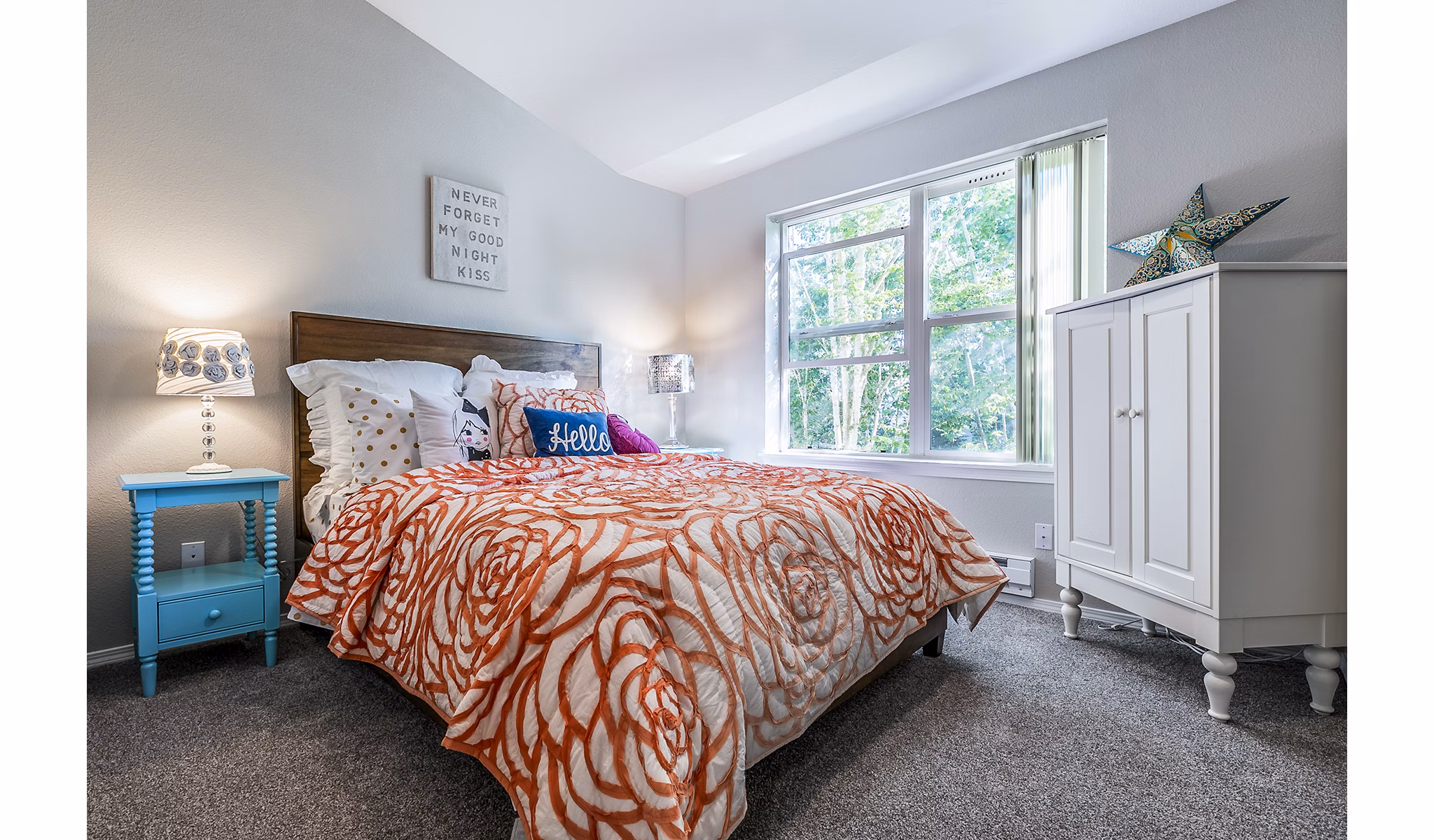 Cozy bedroom with stylish decor in Avignon Townhomes Apartments