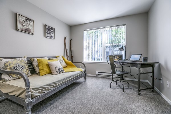 bedroom/office at Avignon Townhomes Apartments