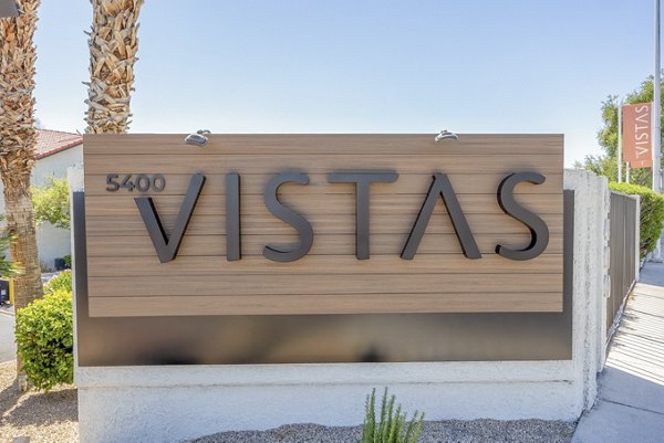 5400 Vistas property sign displaying stylish design in a luxury apartment community