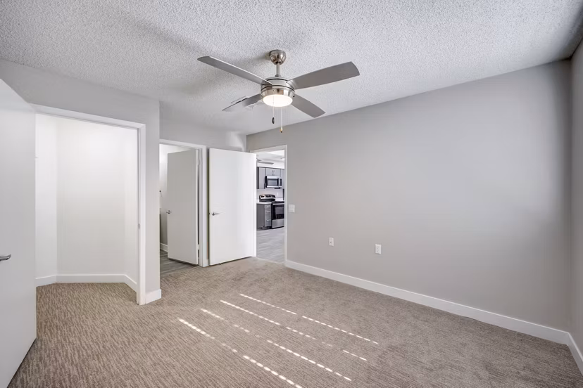 Modern bedroom featuring elegant decor at 5400 Vistas Apartments