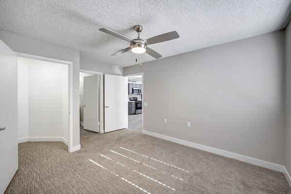 Modern bedroom featuring elegant decor at 5400 Vistas Apartments