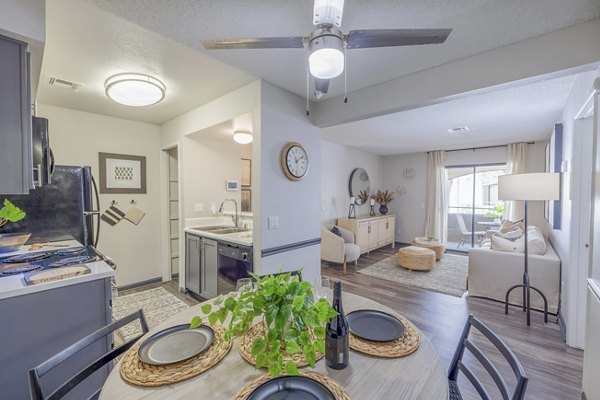 dining area at 5400 Vistas Apartments