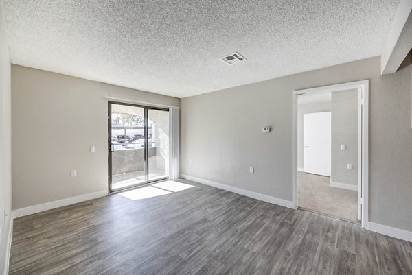 Spacious living room with contemporary dÃ©cor in 5400 Vistas Apartments