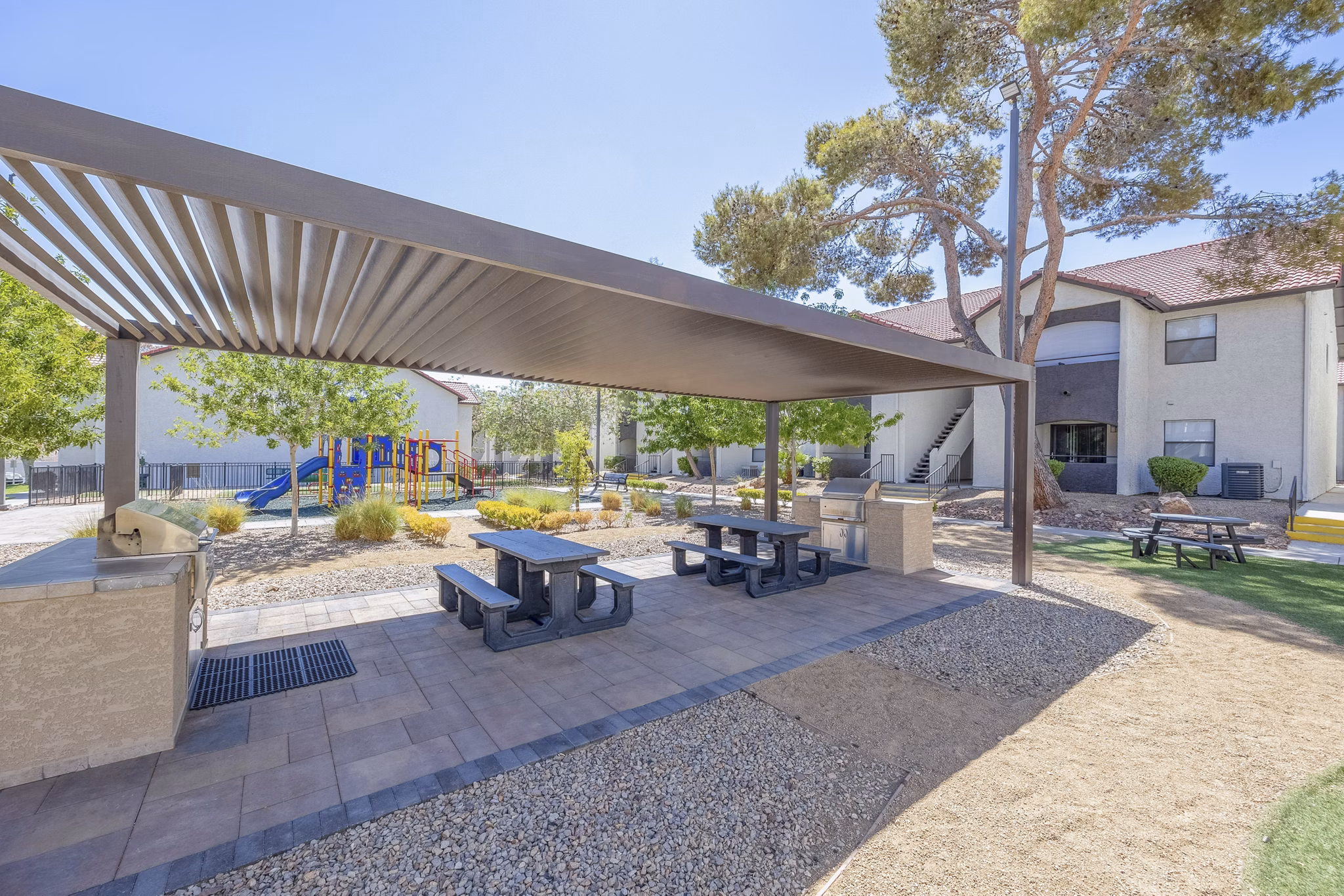 Peaceful courtyard with well-maintained landscaping at 5400 Vistas Apartments, perfect for relaxation and outdoor gatherings