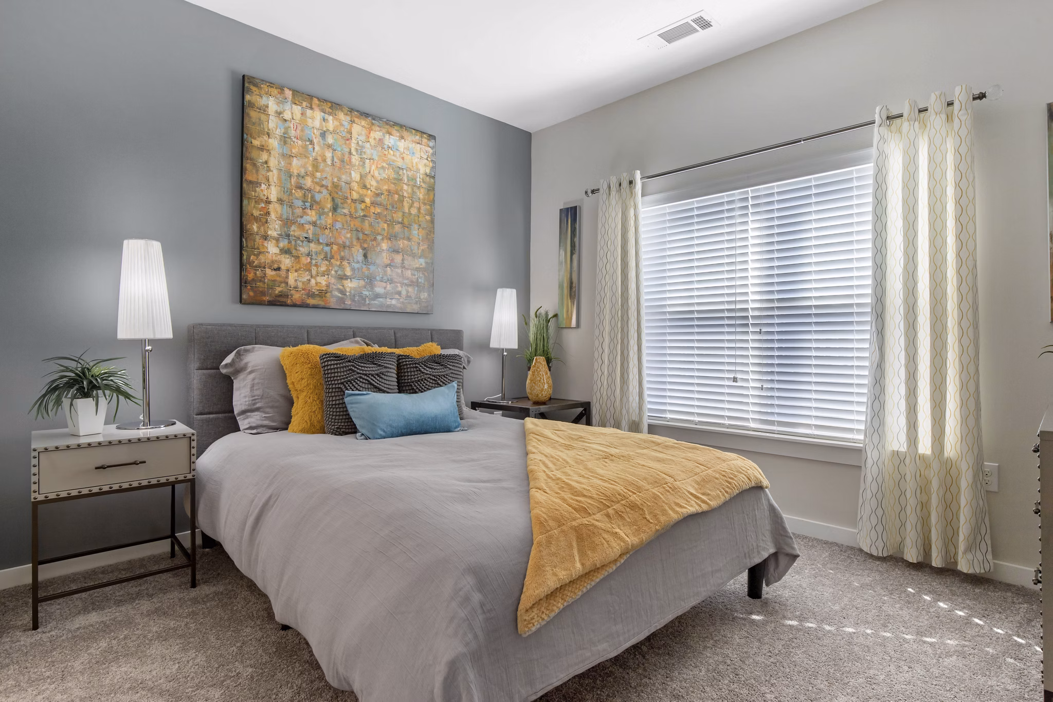 Bright bedroom with modern dÃ©cor in Proximity Northlake Apartments