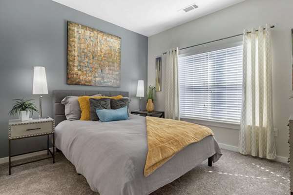 Bright bedroom with modern dÃ©cor in Proximity Northlake Apartments