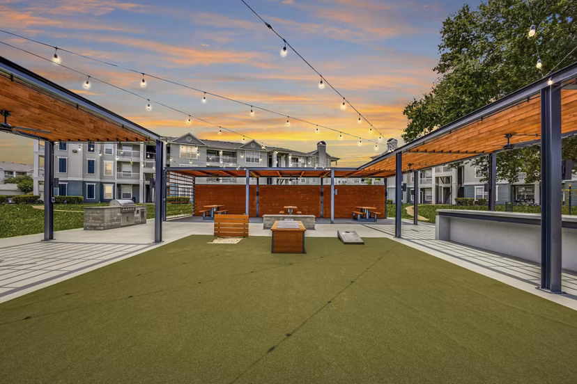 grill area/patio at Sandestin at Pearland Apartments