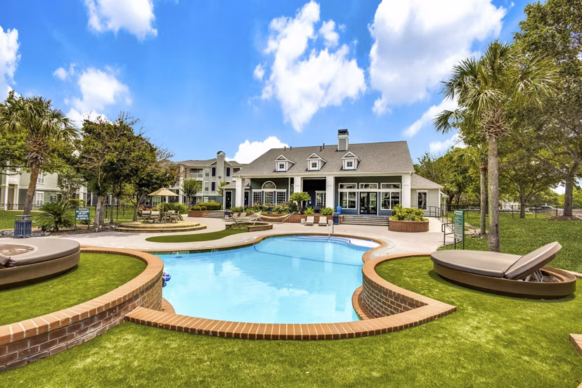 pool at Sandestin at Pearland Apartments