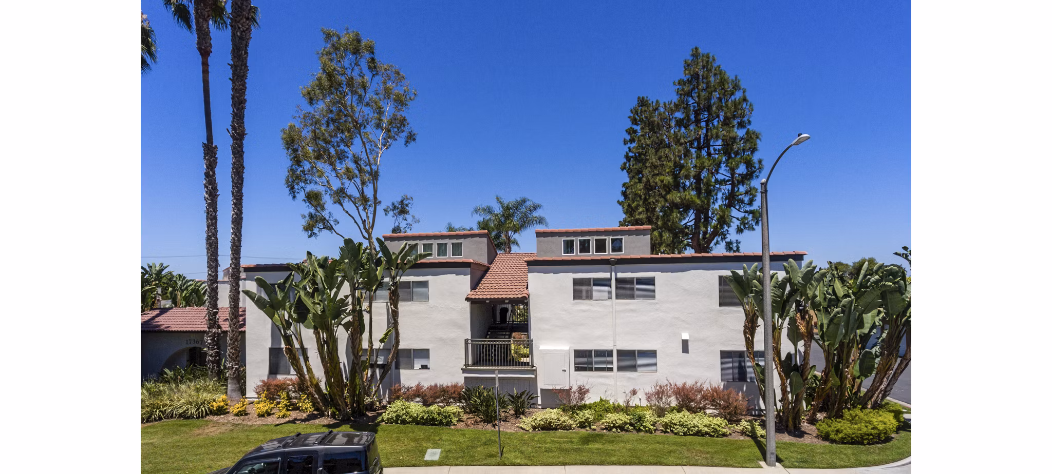 Corte Bella Apartments: Elegant residential building with landscaped surroundings
