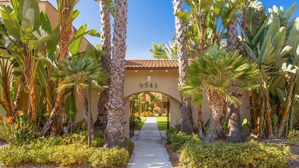 Corte Bella Apartments: Tranquil courtyard with lush greenery and seating area in luxury property setting