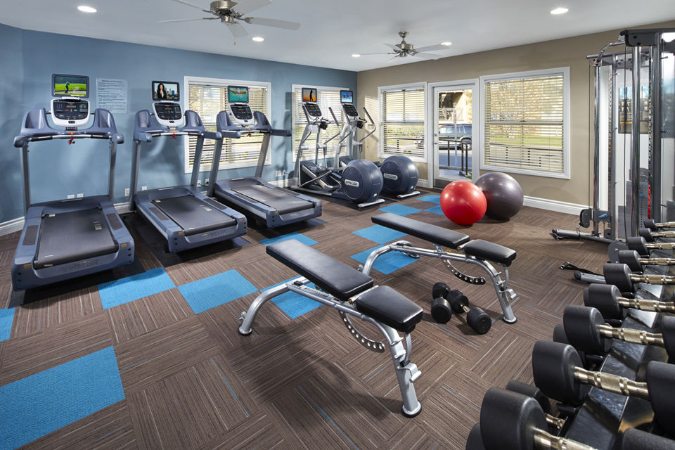 State-of-the-art fitness center with modern equipment at Corte Bella Apartments