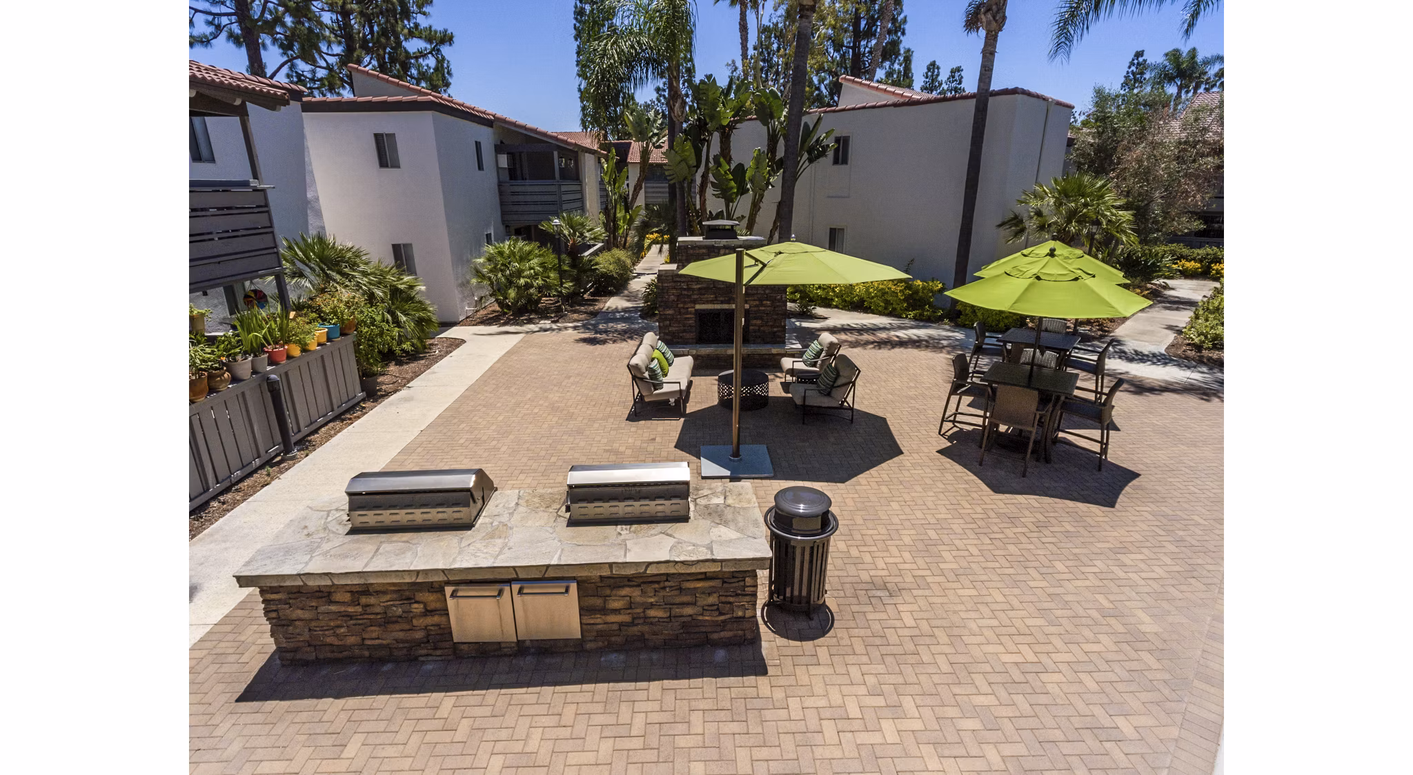 Grill area with modern furniture at Corte Bella Apartments, offering a community-focused outdoor experience in a luxury setting