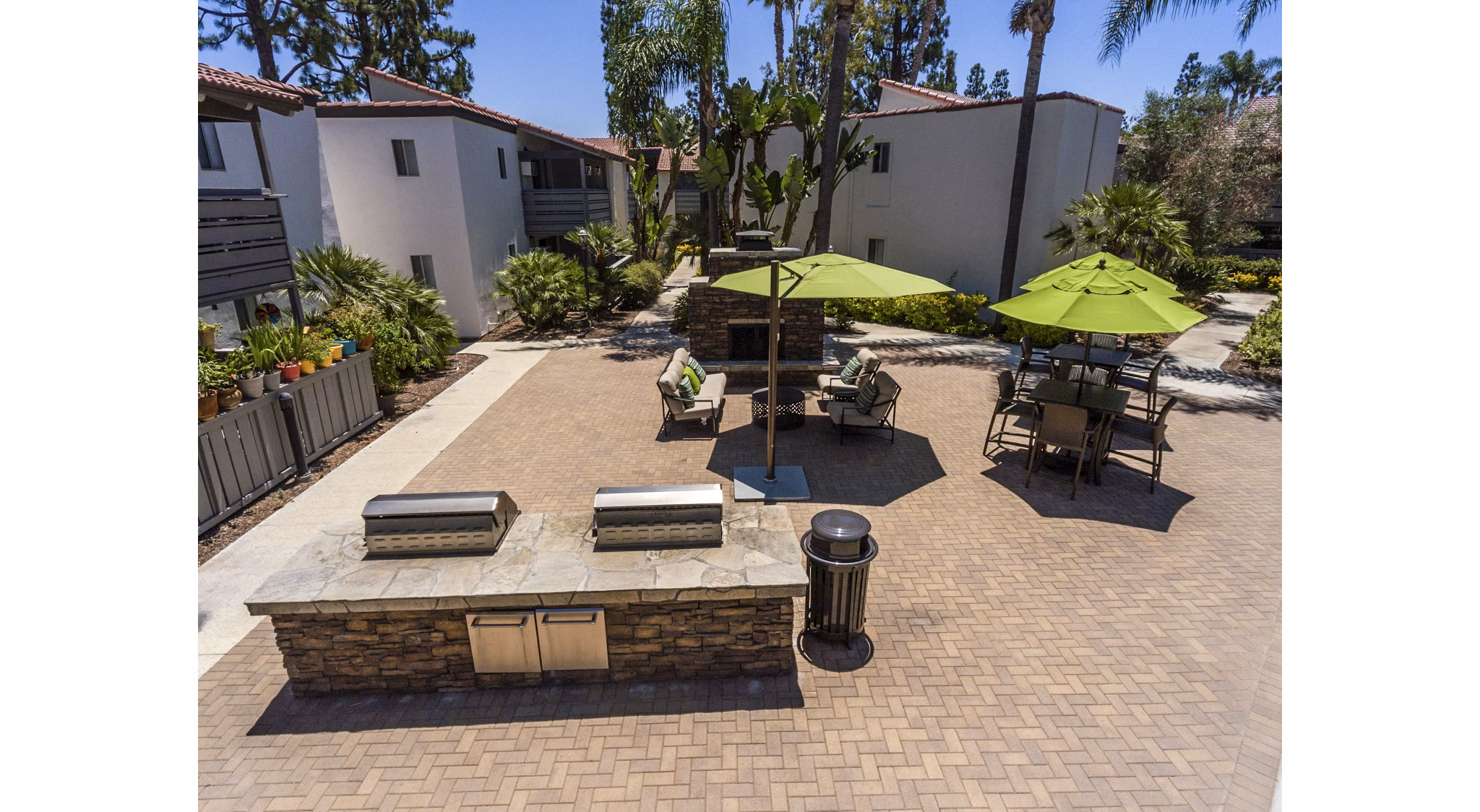 Grill area with modern furniture at Corte Bella Apartments, offering a community-focused outdoor experience in a luxury setting