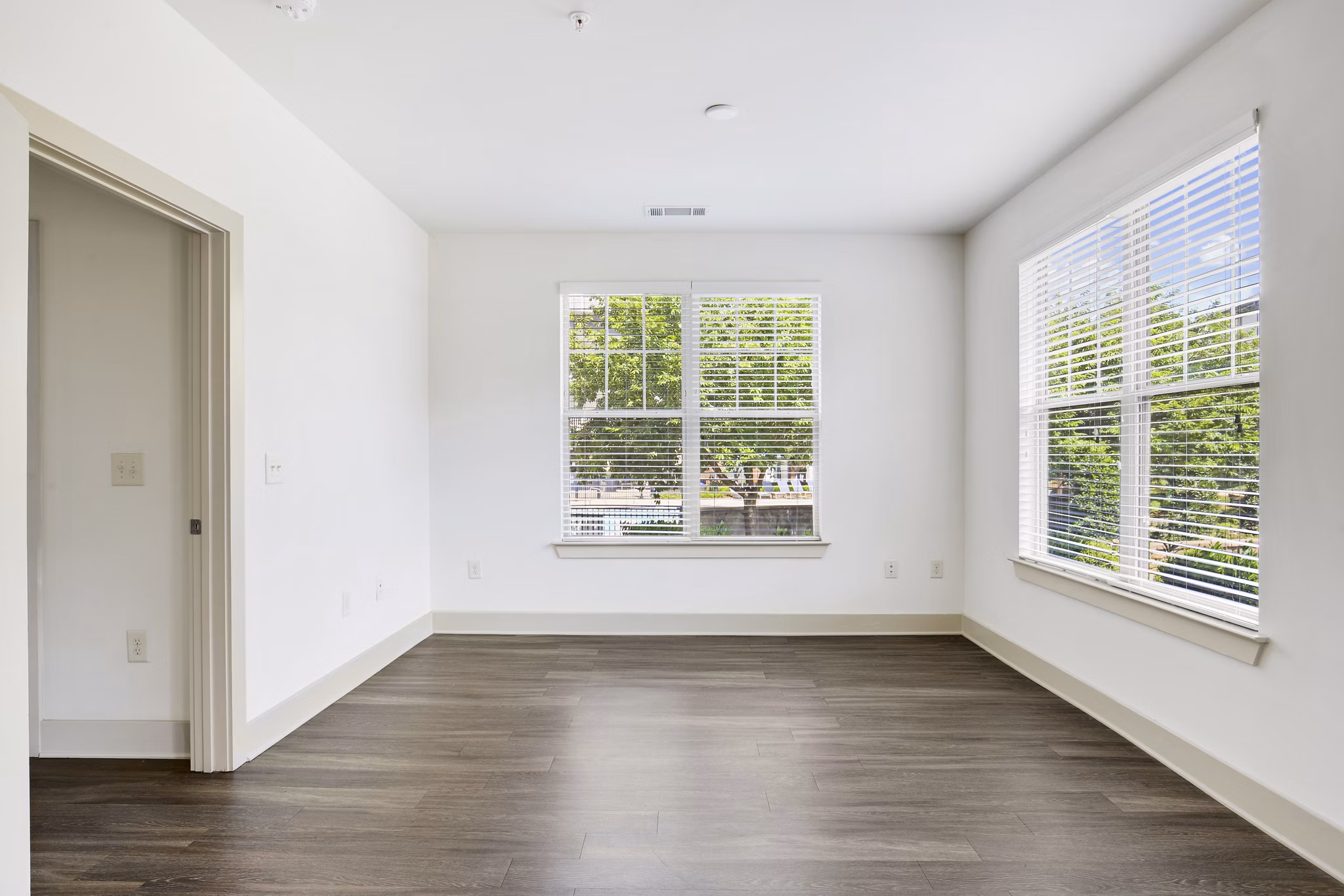 living room at Lantower Waverly Apartments