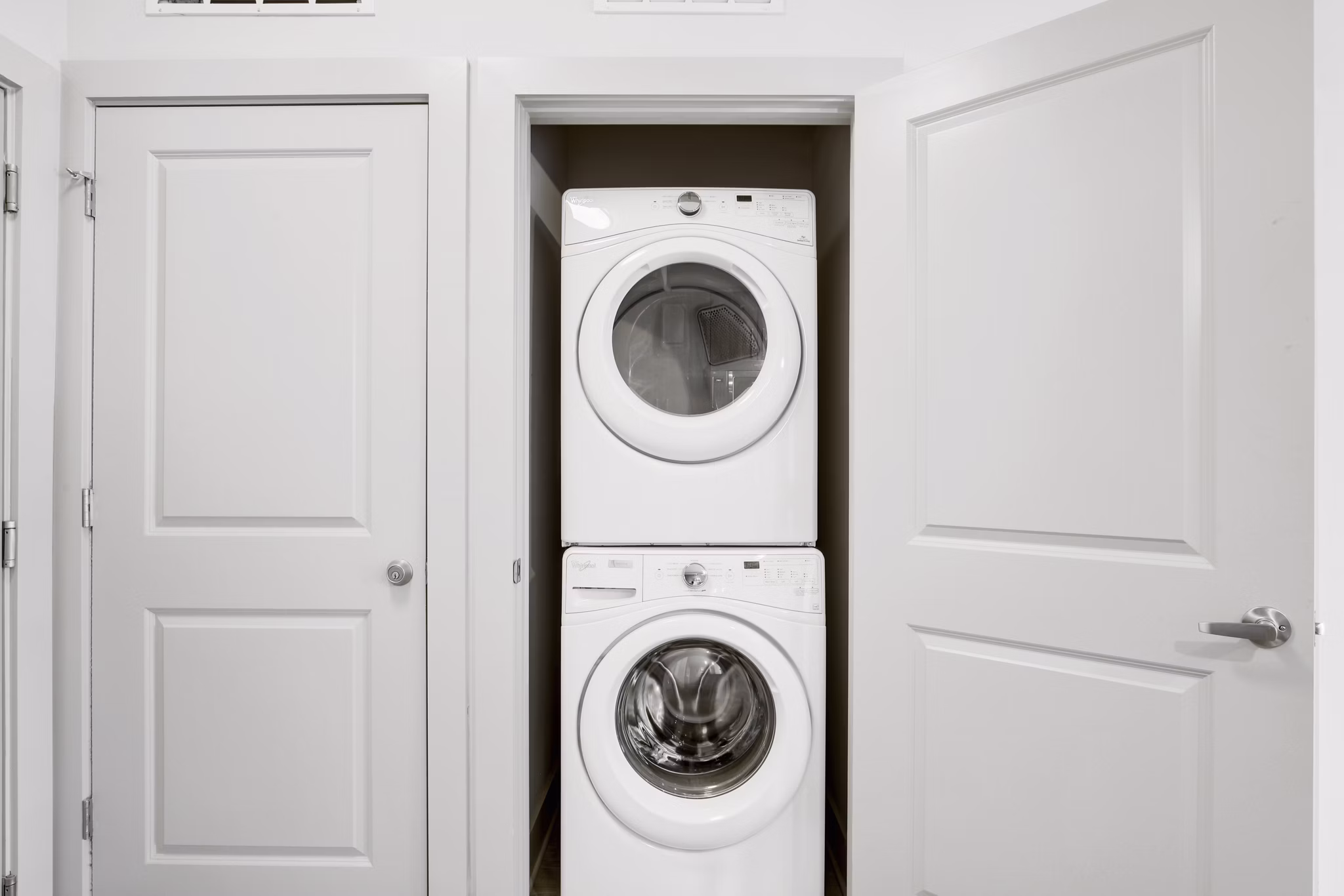 laundry room at Lantower Waverly Apartments