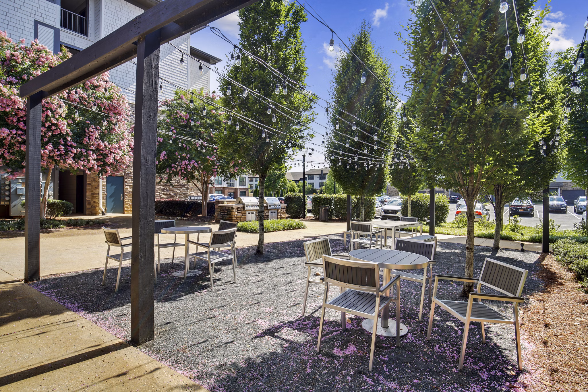 courtyard at Lantower Waverly Apartments