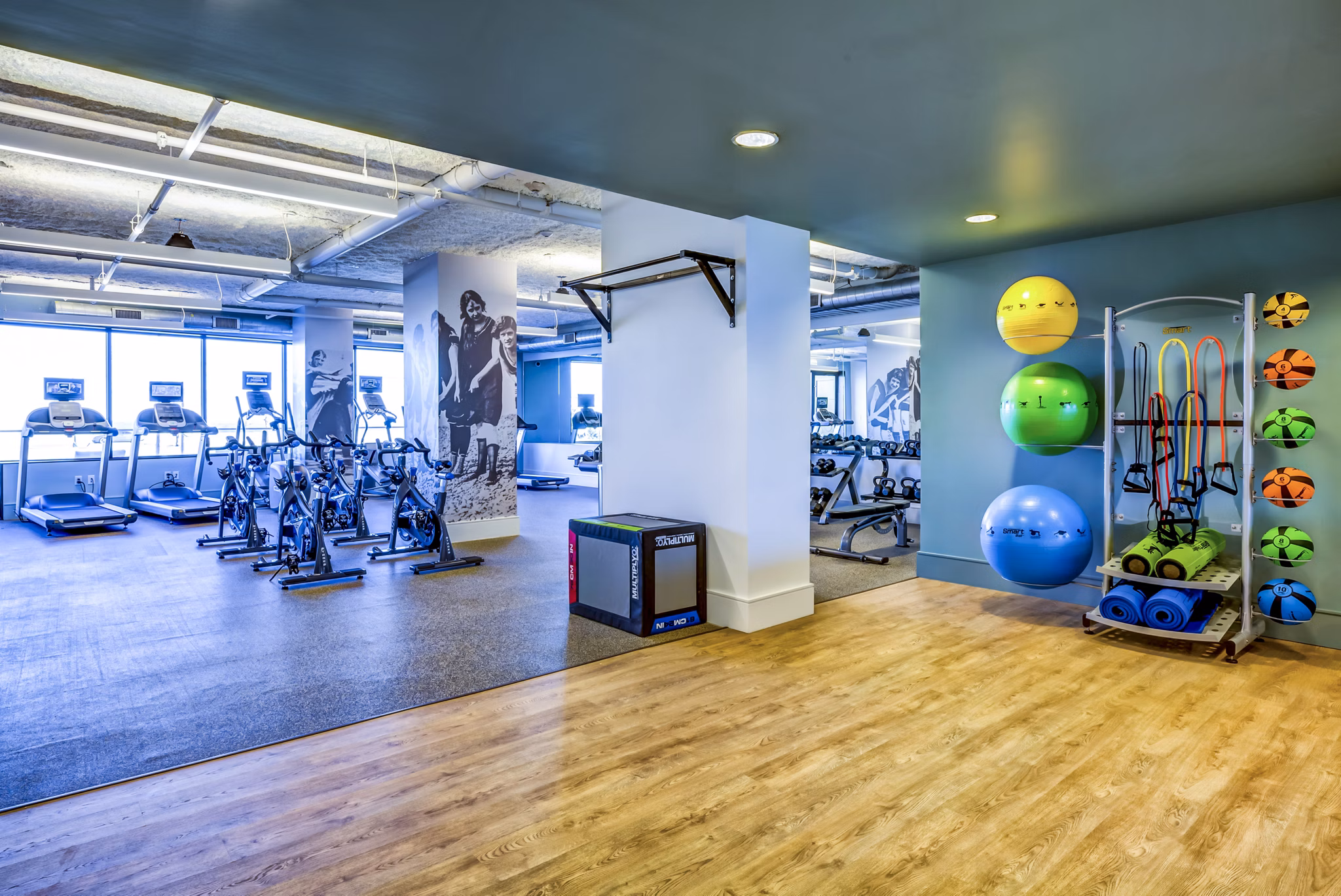 Ocean 650 Apartments: Modern fitness center equipped with state-of-the-art exercise machines and free weights