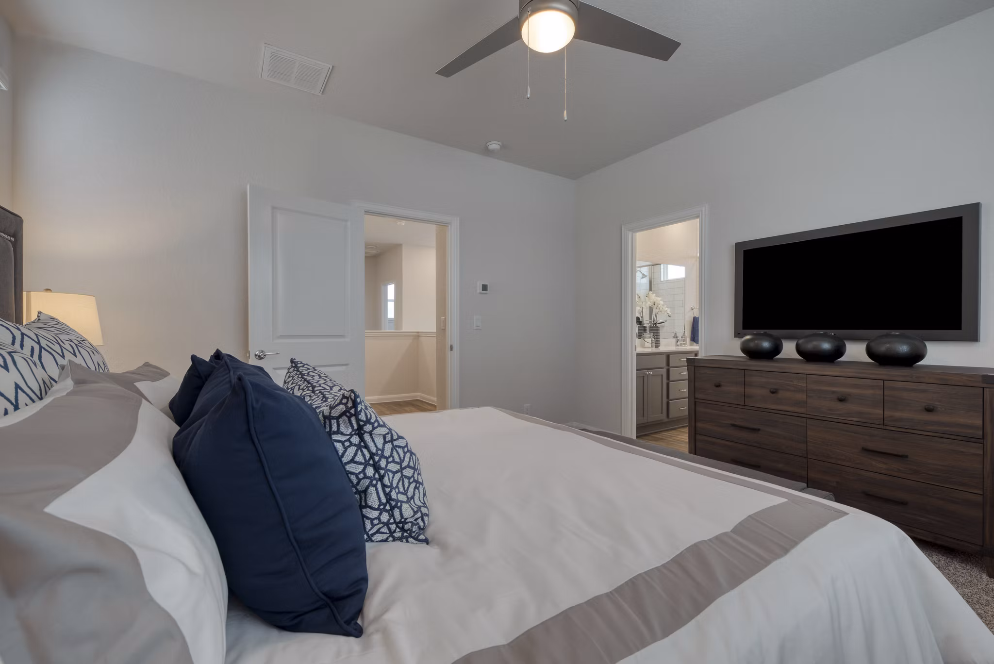 Elegant bedroom with stylish decor at Pradera Luxury Rental Homes