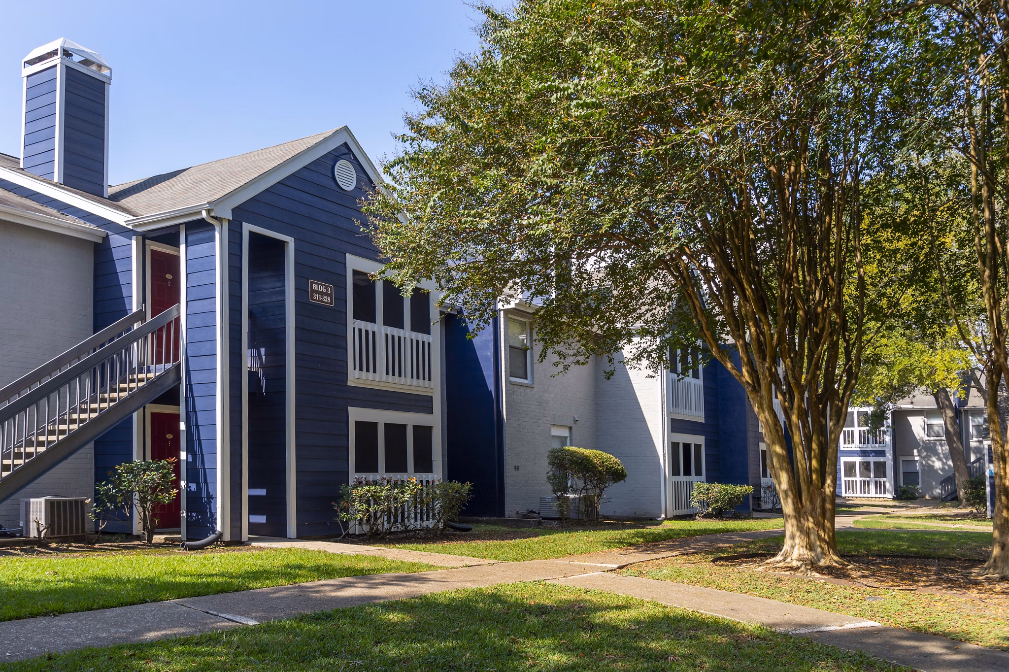 Raintree Apartments: Elegant design luxury apartments near parks and shops
