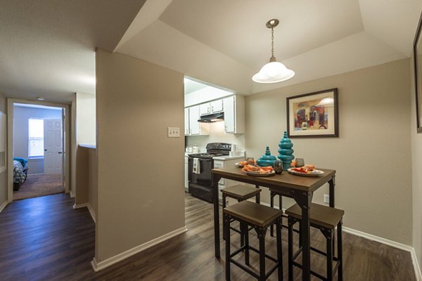 dining room at Raintree Apartments