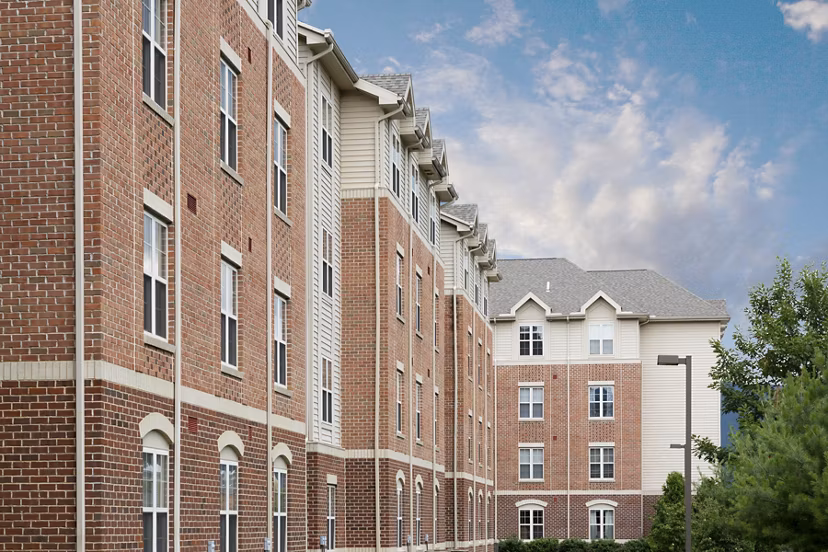 Evergreen Commons: Elegantly designed luxury apartments with lush landscaping in the heart of the city