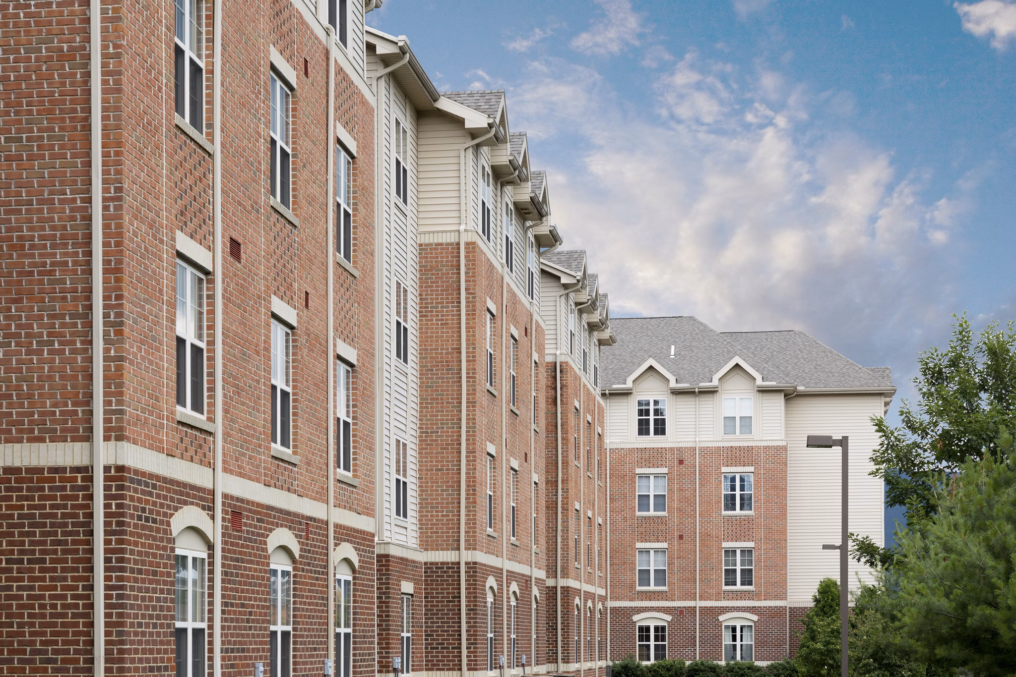 Evergreen Commons: Elegantly designed luxury apartments with lush landscaping in the heart of the city