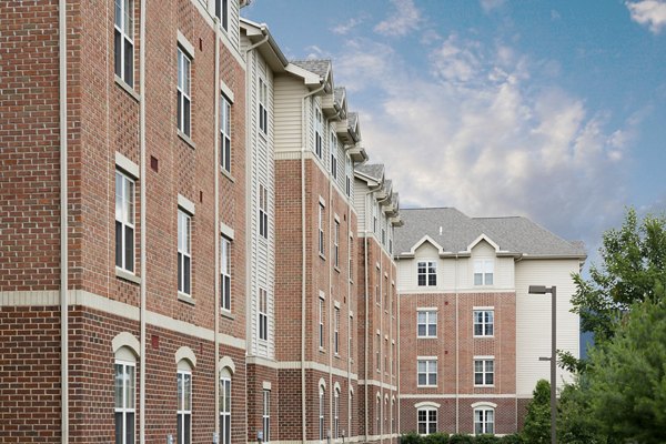 Evergreen Commons: Elegantly designed luxury apartments with lush landscaping in the heart of the city