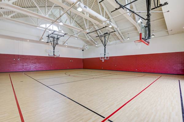 basketball court at The Retreat at Louisville Apartments