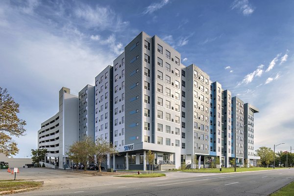 SkyVue Apartments: Luxury high-rise in dynamic urban setting