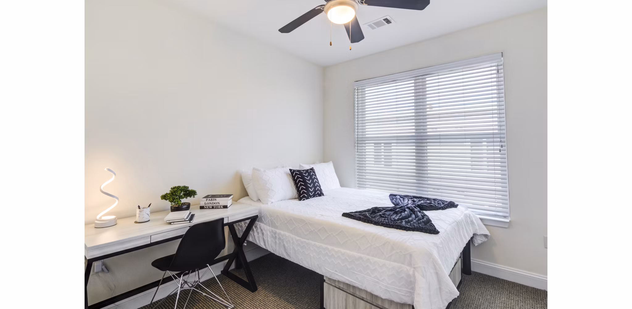 The Oaks on The Square Apartments: Cozy bedroom with modern decor
