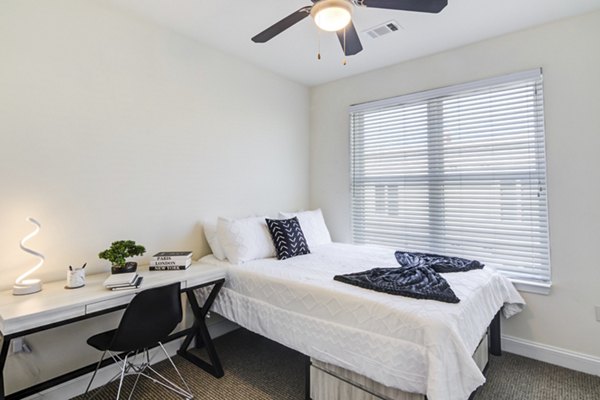 The Oaks on The Square Apartments: Cozy bedroom with modern decor