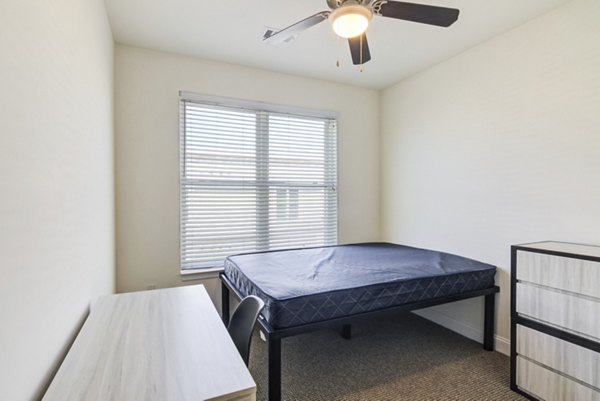 The Oaks on The Square Apartments: Cozy bedroom with modern decor