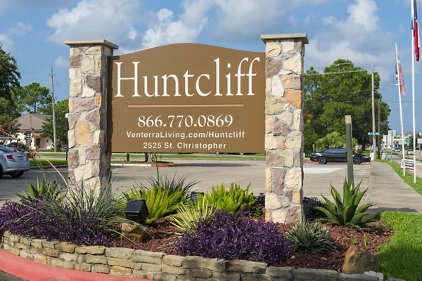 Huntcliff Apartments: Modern signage displayed in the heart of the community