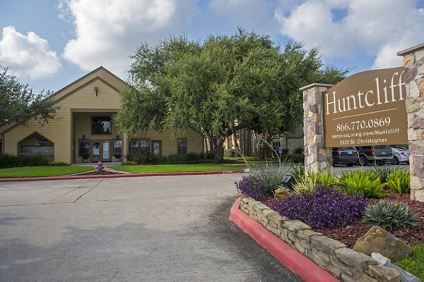 exterior at Huntcliff Apartments