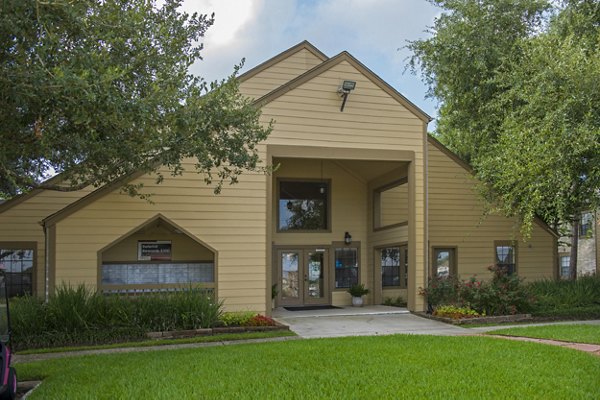 exterior at Huntcliff Apartments