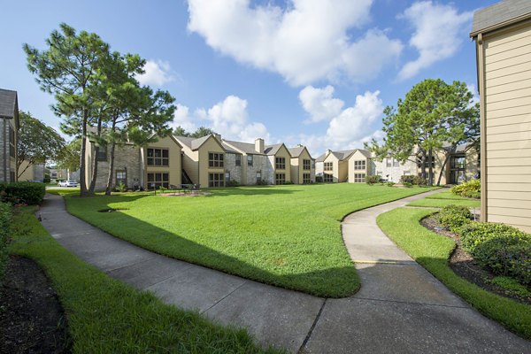 exterior at Huntcliff Apartments