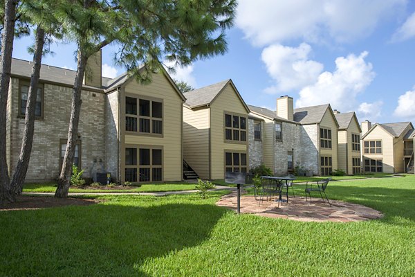 exterior at Huntcliff Apartments