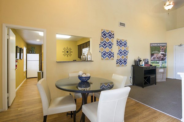 Clubhouse featuring modern seating and entertainment options at Huntcliff Apartments