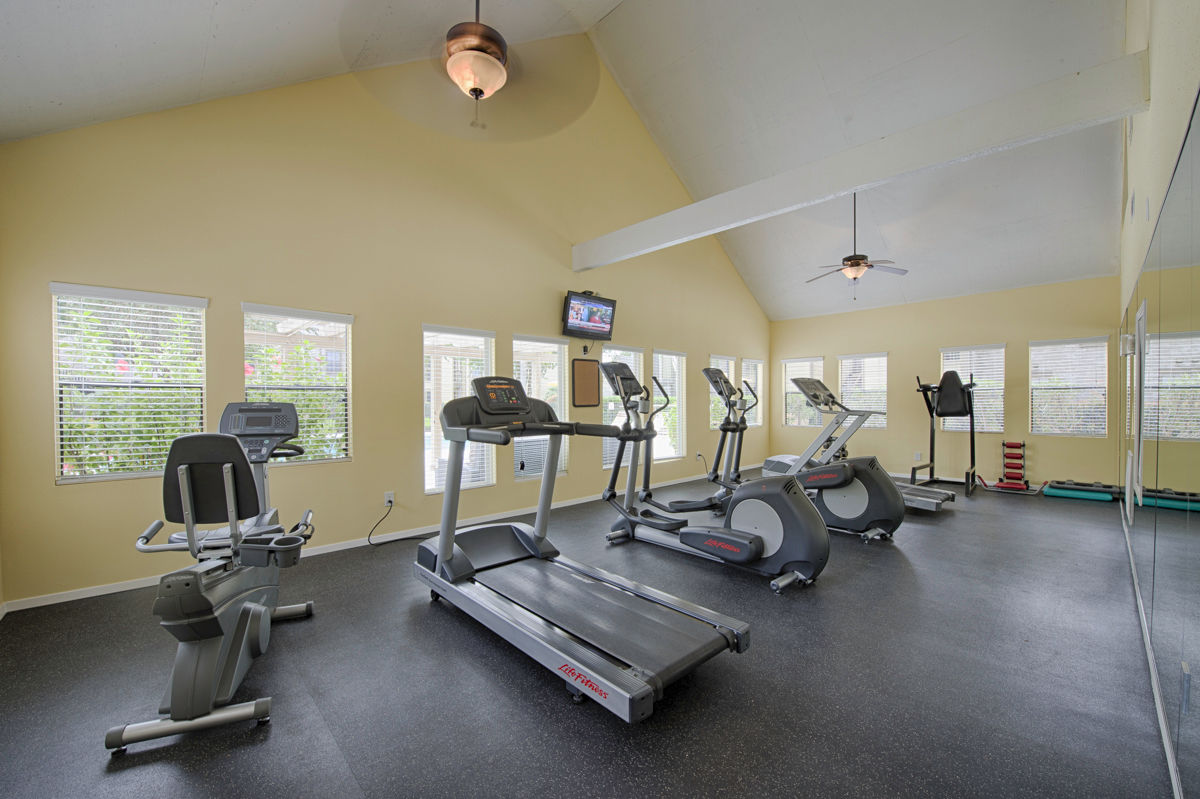Gym at Huntcliff Apartments (1 of 2)