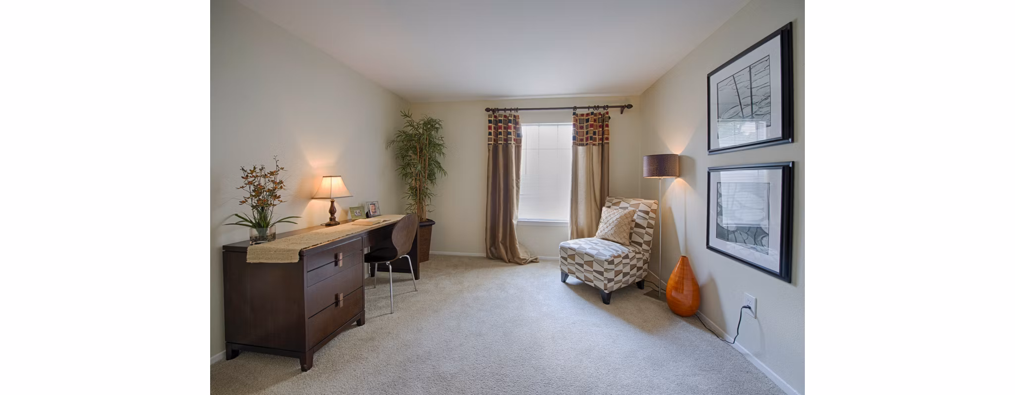 Modern living room with contemporary furnishings at Huntcliff Apartments