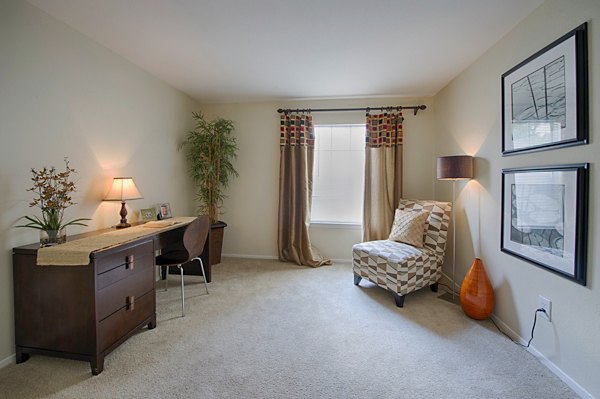 Modern living room with contemporary furnishings at Huntcliff Apartments