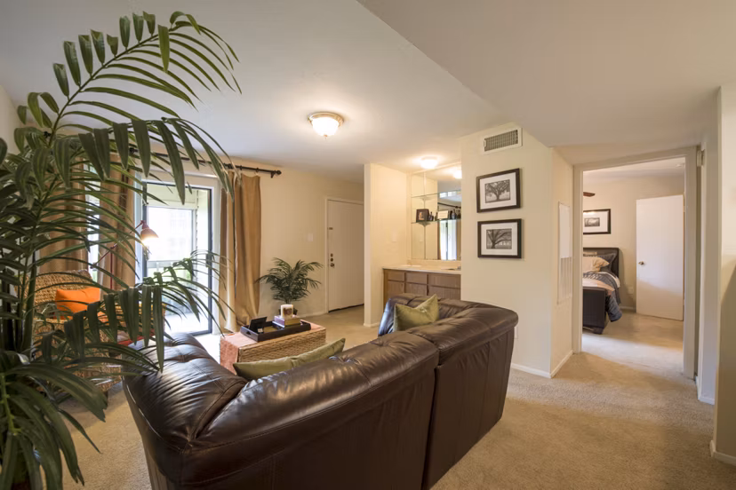 Cozy living room with modern furnishings at Huntcliff Apartments