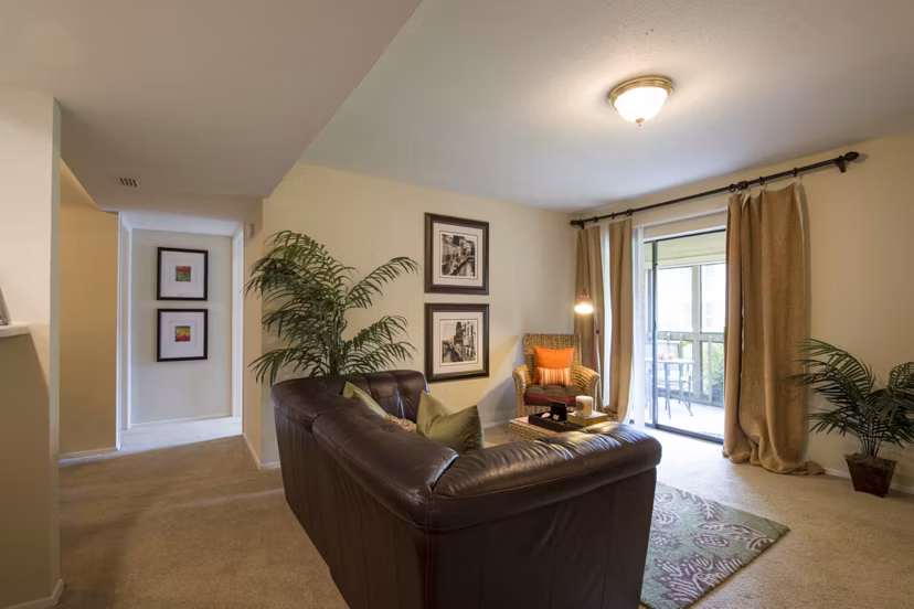 Spacious living room with contemporary design in Huntcliff Apartments