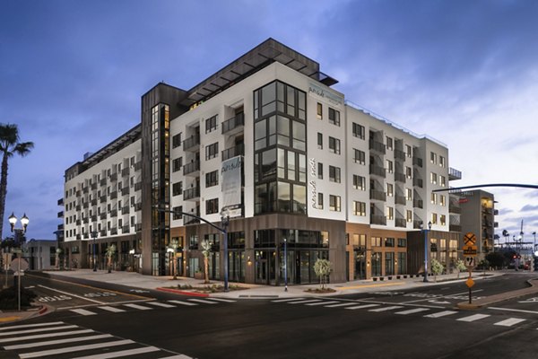 Pierside South: Luxury waterfront apartments with modern architecture in coastal city